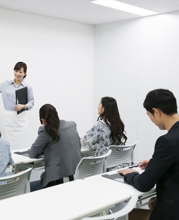 セミナーをする女性講師